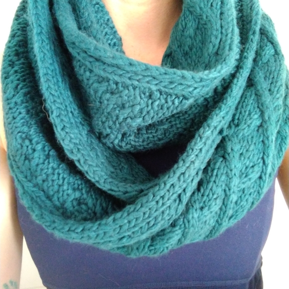 Old Navy Accessories - Beautiful Teal Color Scarf  🧣